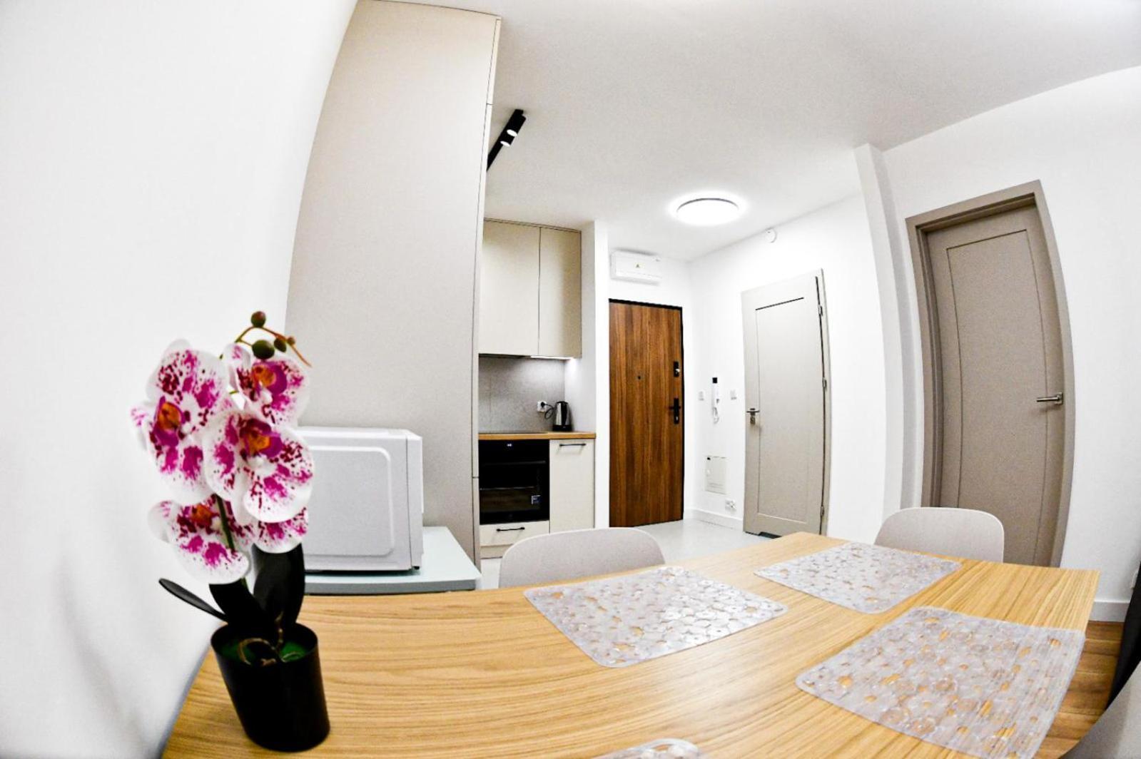 Elegant Two-Room Apartment, Sleeps 4, Near Turon Arena, With Balcony Cracóvia Exterior foto